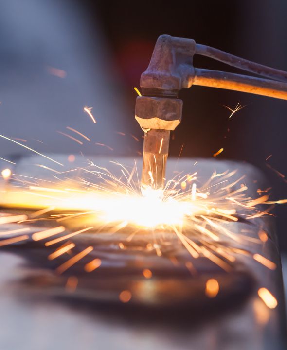 Funkenflug bei Schweißarbeiten an einem Metallstück